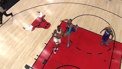 Big brother Lonzo blocks LaMelo Ball to set up Bulls break