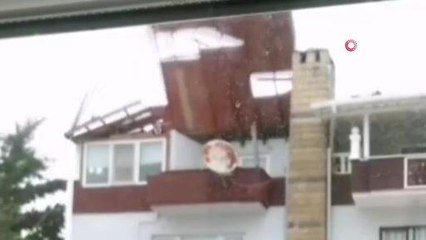 Çatının sökülüp uçma anı kamerada