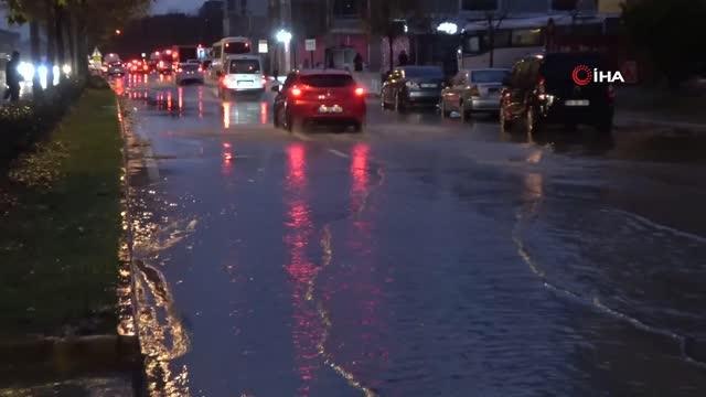 Tekirdağ'da yağmur caddeleri göle çevirdi