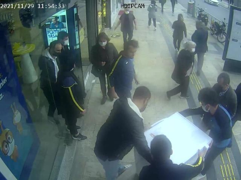 Kuvvetli rüzgara makinede dayanamadı