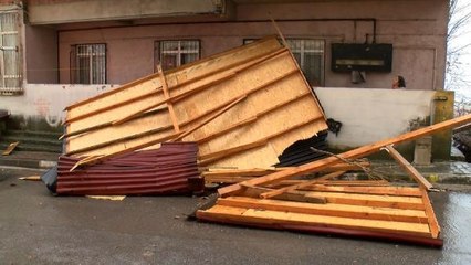 MALTEPE'DE LODOSUN ETKİSİYLE 2 EVİN ÇATISI UÇTU