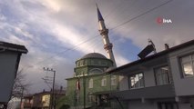 Şiddetli fırtınanın cami minaresine verdiği hasar gün ağarınca ortaya çıktı