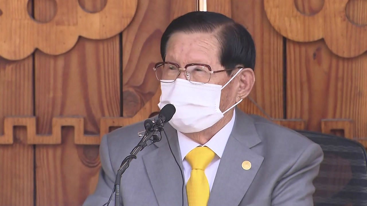 신천지 이만희 항소심서도 '방역 방해' 혐의 무죄...횡령만 유죄 / YTN