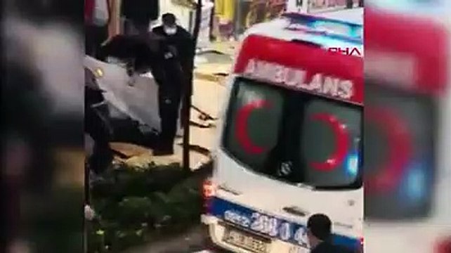 İstanbul'da lodos dehşeti kamerada! Anne ile oğlu çatının altında kaldı