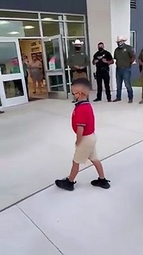 Le père policier de Joziah est décédé dans un accident de voiture, ses collègues escortent le fils à l'école