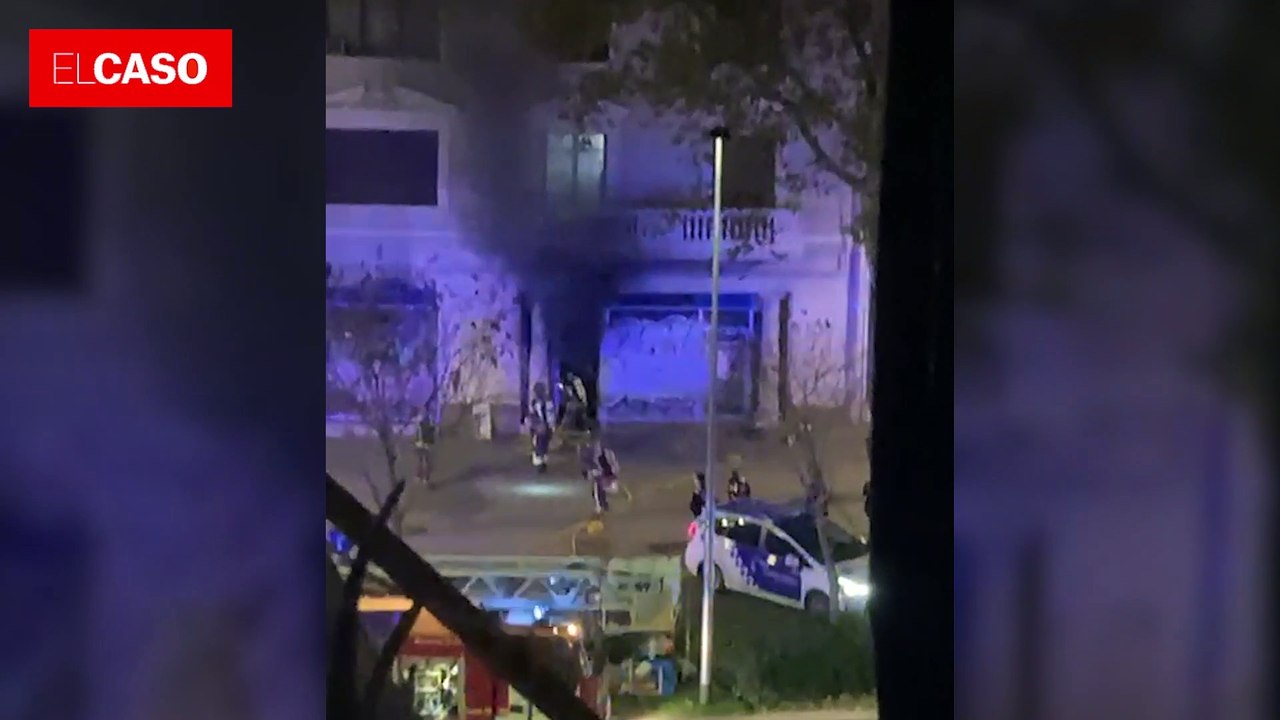 Arribada dels bombers a l'incendi mortal de Barcelona