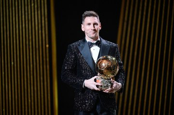 LE SCANDALE LEWANDOWSKI, LIONEL MESSI PLEBISCITÉ : LA REVUE DE PRESSE DU BALLON D'OR 2021