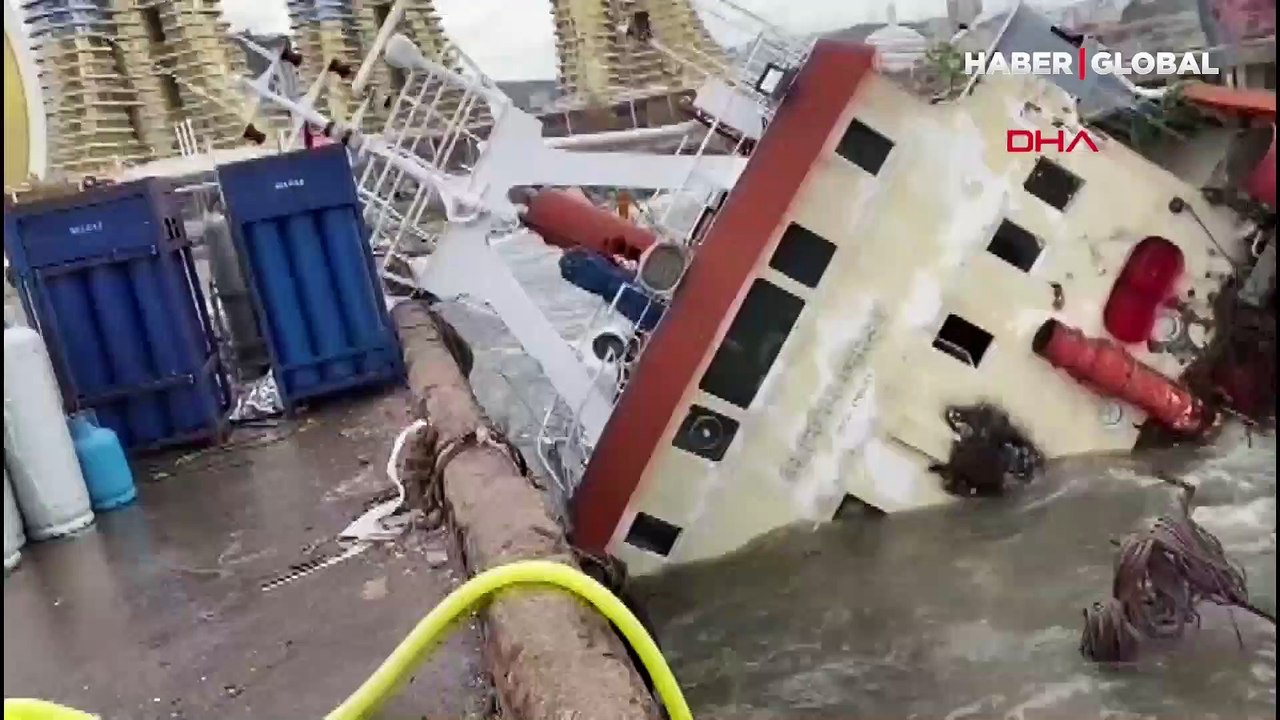 Kartal'da lodos yıktı geçti! Bir gemi battı, bir gemi de yan yattı! O anlar kamerada