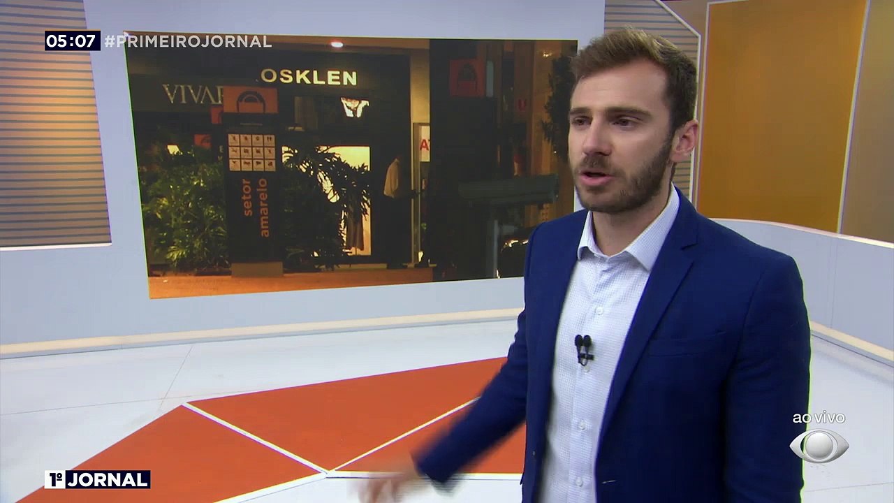 Bandidos armados invadiram um shopping outlet para roubar uma loja de roupas em São Roque, no interior de São Paulo. A polícia chegou, houve troca de tiros e dois bandidos foram presos.