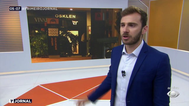 Bandidos armados invadiram um shopping outlet para roubar uma loja de roupas em São Roque, no interior de São Paulo. A polícia chegou, houve troca de tiros e dois bandidos foram presos.