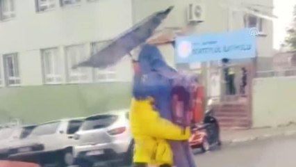 Son dakika haberleri! Şiddetli rüzgardan yürüyemeyen öğrencinin yardımına trafik polisi koştu