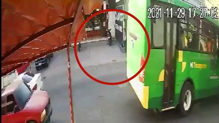 Mujer ingresa a robar a una agencia de viajes, en Tonalá