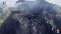 Así se observa desde el aire la boca humeante del volcán de La Palma