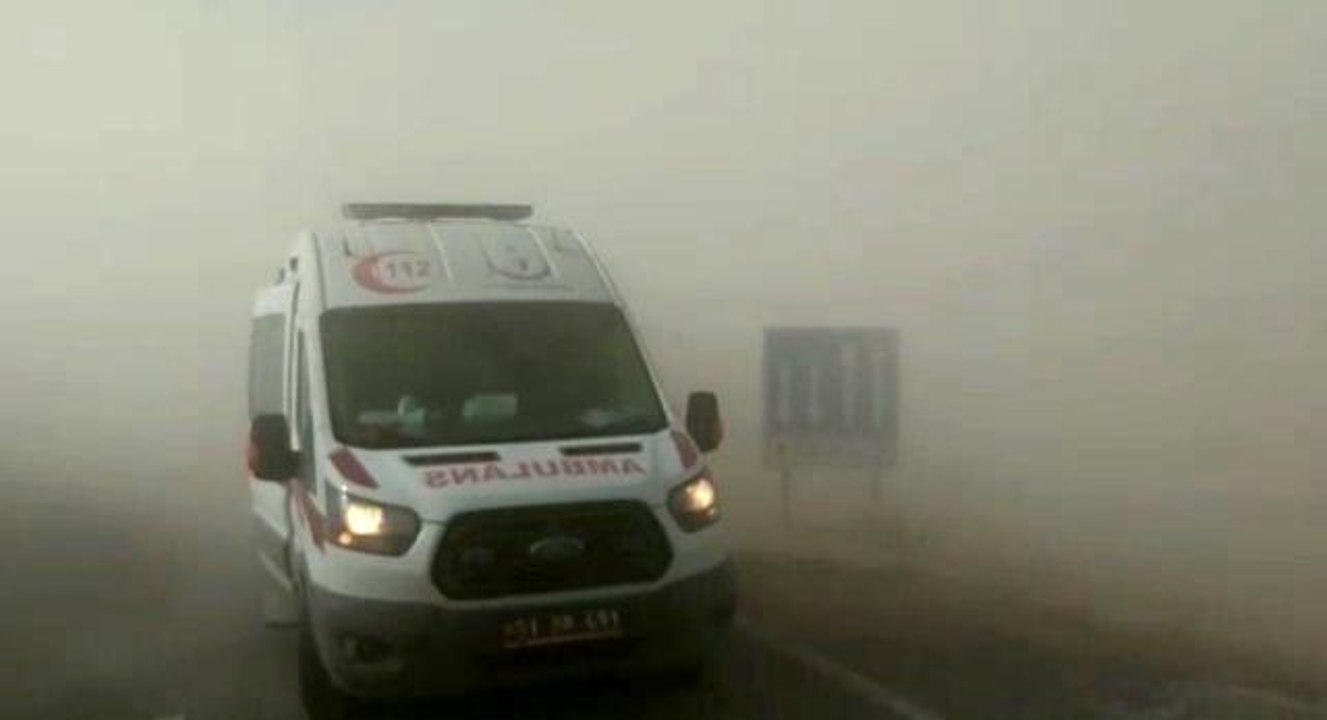 Kum fırtınası nedeniyle yol trafiğe kapandı, araçlar kaza yaptı: 7 yaralı