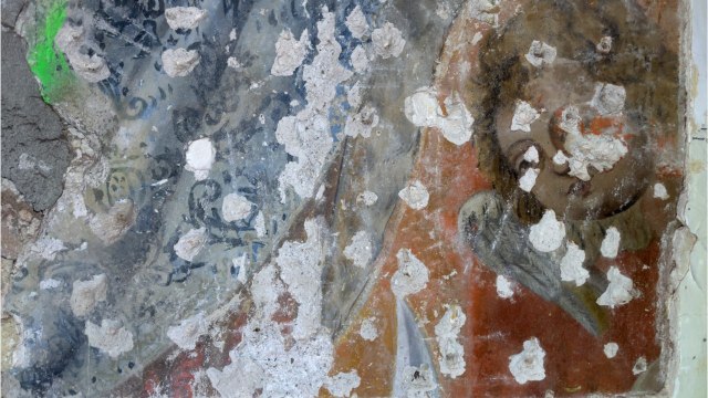 Deux fresques anciennes découvertes sur les murs d'un hôtel en Provence