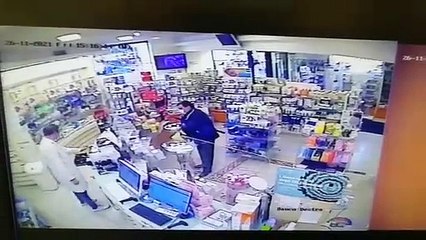 Roma, presi i rapinatori seriali delle farmacie: le immagini della telecamera di sorveglianza