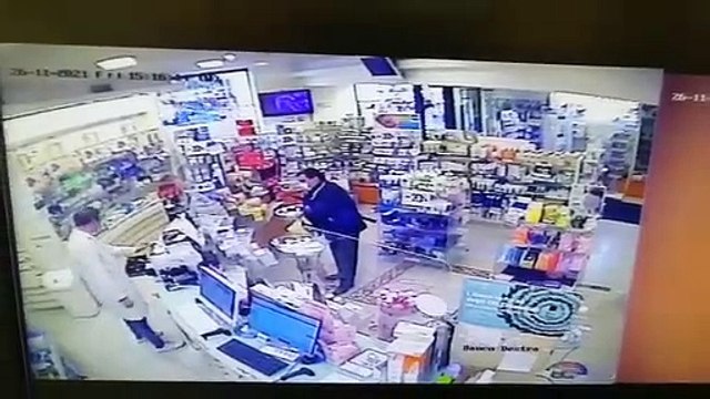 Roma, presi i rapinatori seriali delle farmacie: le immagini della telecamera di sorveglianza
