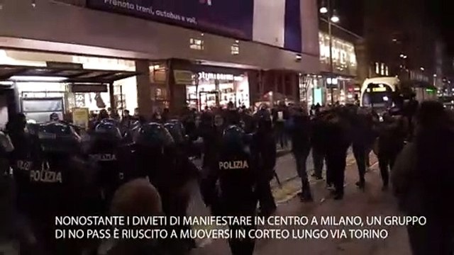 Milano, i manifestanti no green pass superano la barriera della polizia: State violando la legge