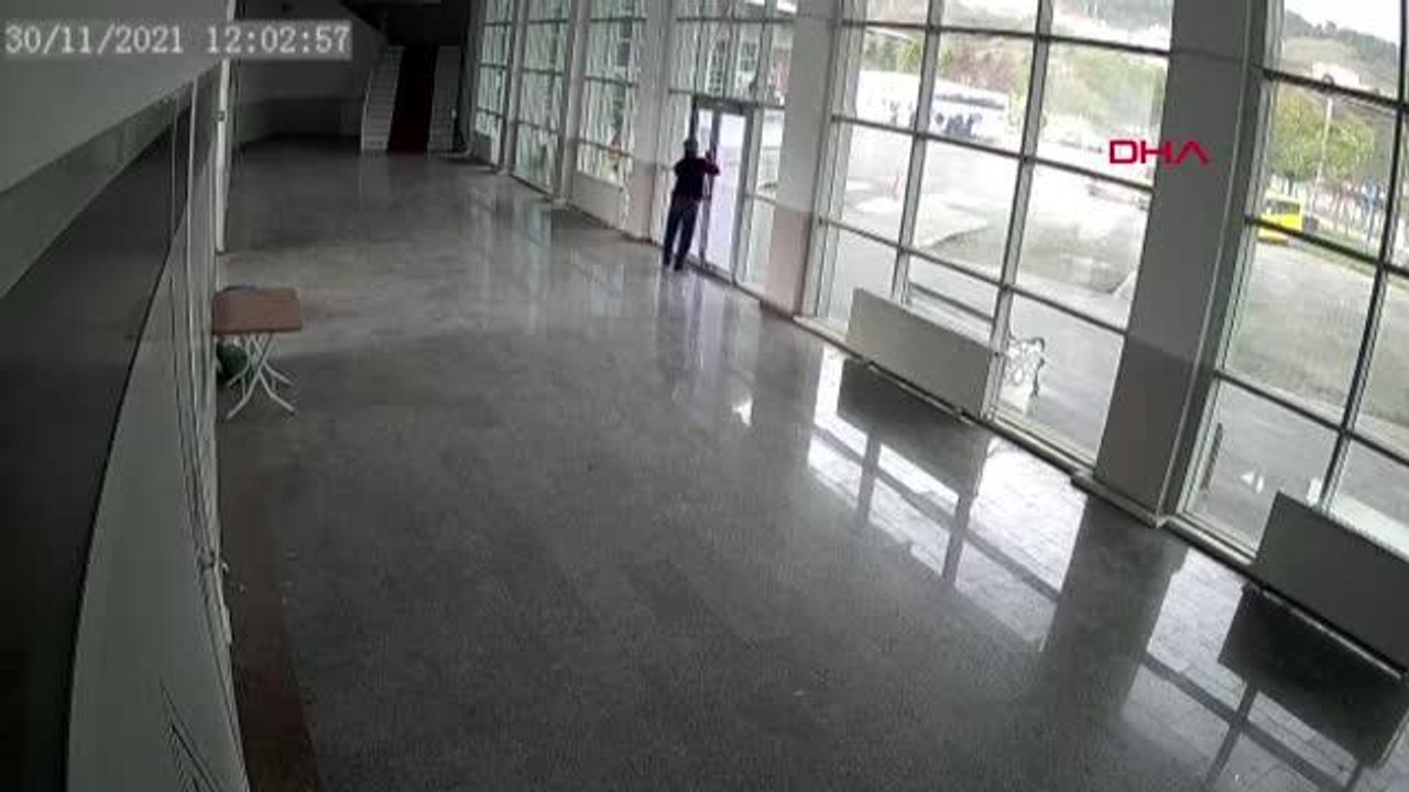 ZONGULDAK Devrek İlçe Terminali'nin asma tavanı fırtında böyle çöktü---aaak
