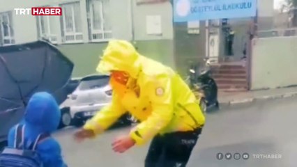 Rüzgardan yürüyemeyen öğrenciye polis yardım etti