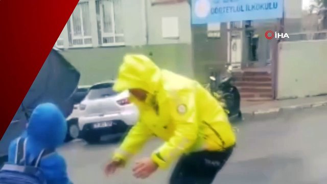 İzmir’de trafik polisinden yürekleri ısıtan hareket