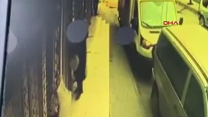 İSTANBUL ? AVCILAR'DA DÜŞEN ÇATININ ALTINDAN KALMAKTAN SANİYELERLE KURTULDU