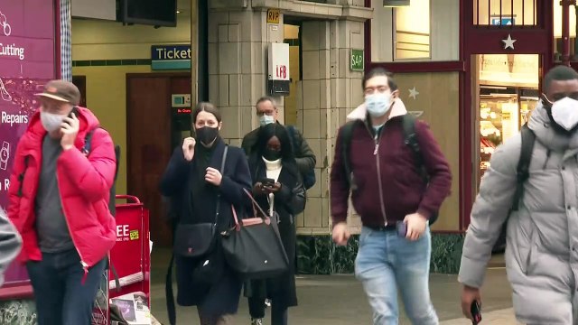 بريطانيا تعيد إلزامية وضع الكمامات في المتاجر ووسائل النقل العامة