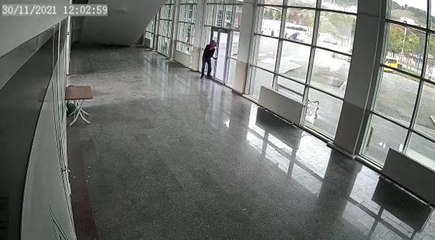 Zonguldak'ta yağış; terminalin su alan asma tavanı çöktü