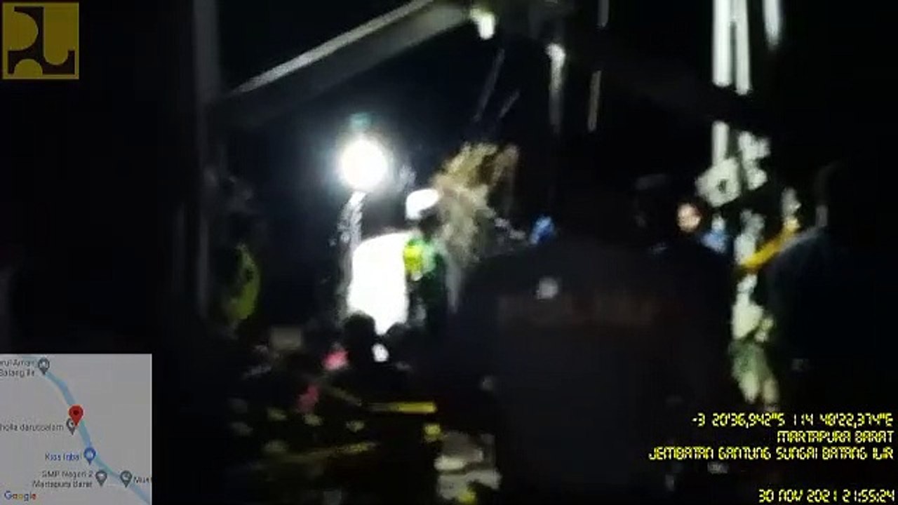 Pasca Dihantam Bambu Dinas PUPR Sarankan Jembatan Gantung Jangan Digunakan Dulu
