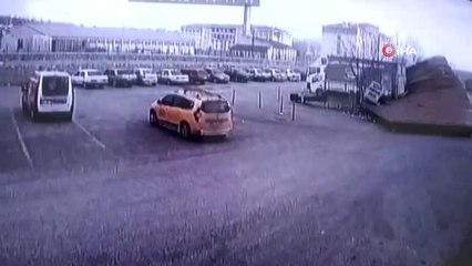 Şiddetli fırtına çatıyı böyle uçurdu