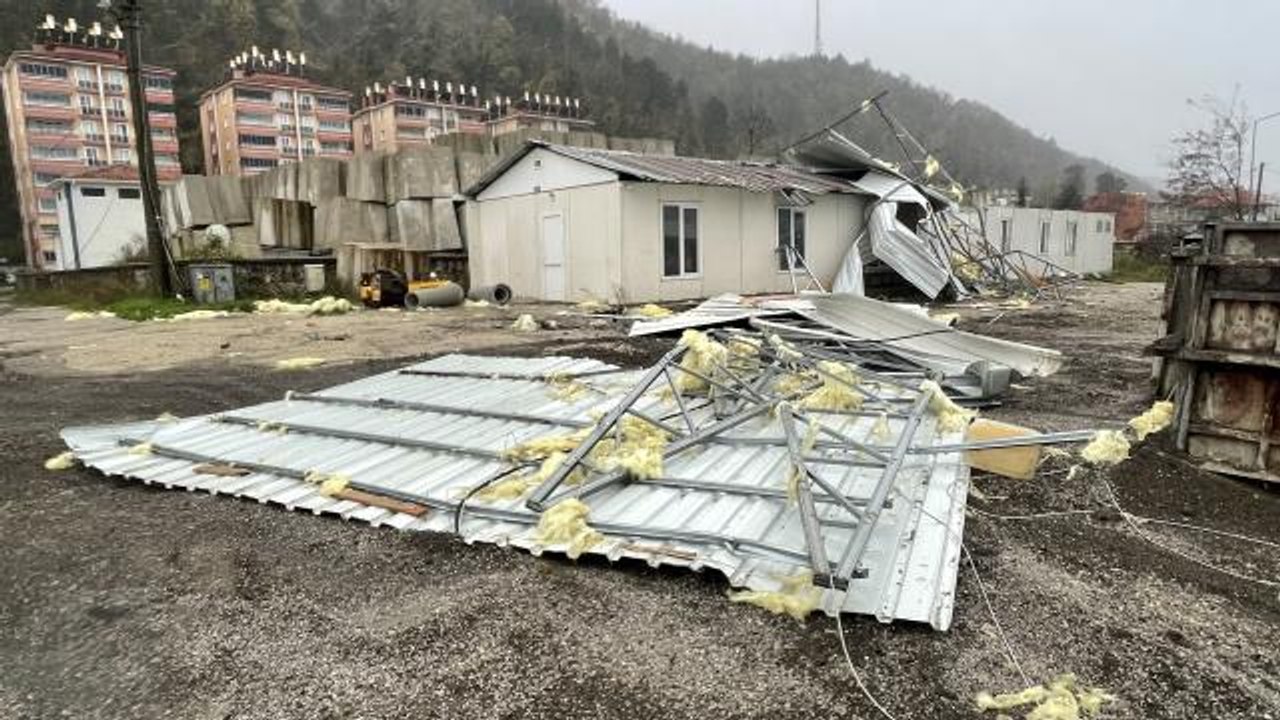 KASTAMONU - Kuvvetli rüzgar çatıları uçurdu, yapılara zarar verdi