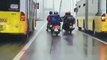 2 chauffeurs de bus protègent des motards de brosses bourrasques de vent sur un pont