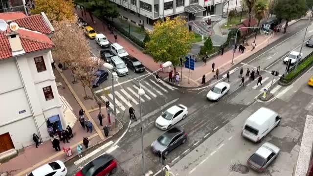 Şiddetli rüzgar ağaçları devirdi çatıları uçurdu