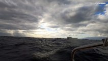 شاهد: إنقاذ رجل بعد 22 ساعة من إنقلاب قاربه في البحر قبالة السواحل اليابانية