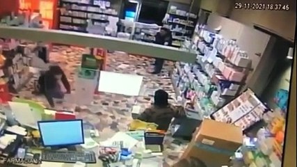 Tenta di sventare una rapina in una farmacia di Torino  - VIDEO