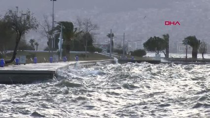İZMİR Fırtına bugünde etkili oldu, Konak' ta deniz taştı, işyerlerini su bastı