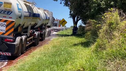 Pneu de carreta estoura e provoca vazamento de combustível