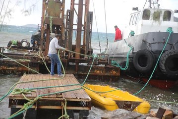Bodrum'da fırtına nedeniyle bir tekne karaya oturdu, bazı iskeleler zarar gördü