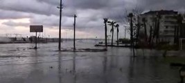 Çınarcık'ta deniz taştı, araçlar sular altında kaldı