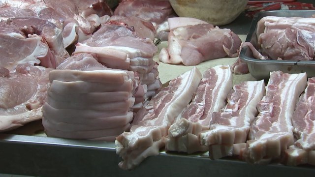 Ilang nagtitinda ng baboy at manok, hirap sa pagbebenta bunsod ng taas-presyo | Saksi