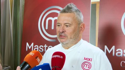 Miki Nadal y Juanma Castaño posan con el trofeo de 'MasterChef Celebrity 6'