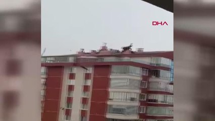 Ankara'da kuvvetli rüzgar çatıları uçurdu