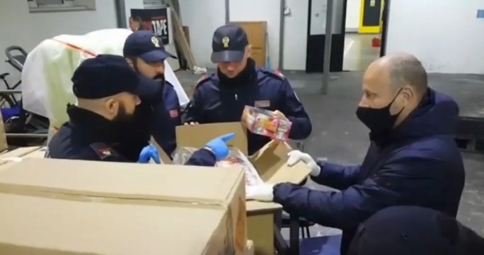 Roma - 2,5 tonnellate di fuochi pirotecnici sequestrati a Ostia in capannone sotto sfratto (03.12.21)