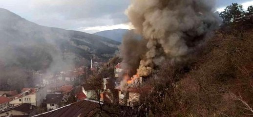 Bolu'da, aynı kişiye ait 2 ahşap ev alev alev yandı