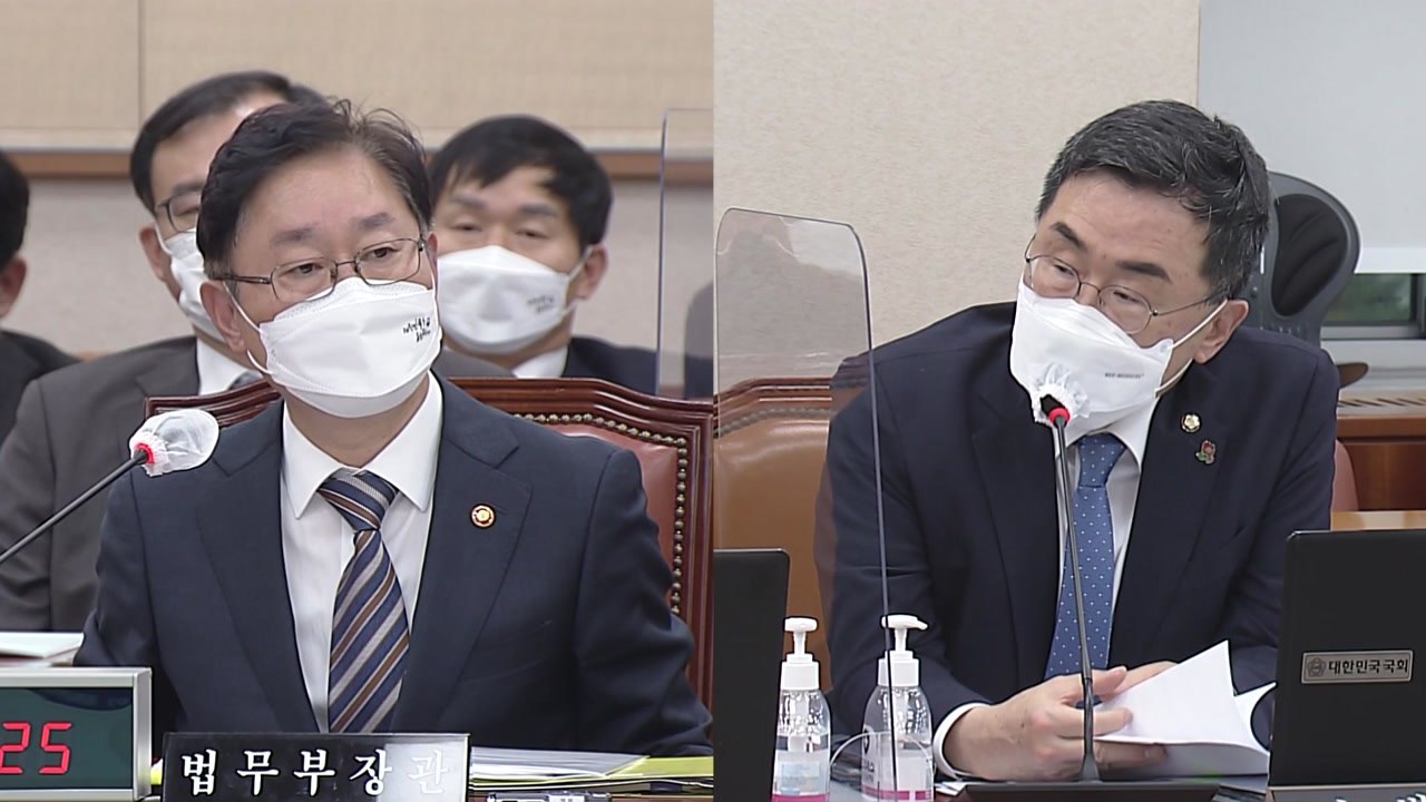 野 "특검법 상정" vs 與 "합의 먼저"...법사위 파행 / YTN