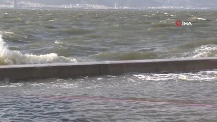 Karşıyaka'da deniz taştı, tramvay ve deniz seferleri iptal edildi