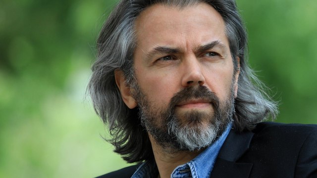 «Pour moi, Zemmour est un fasciste» : Aymeric Caron réagit à sa présence dans le clip du polémiste