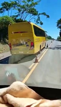 Vídeo mostra ônibus da saúde de Francisco Alves ‘fechando’ caminhoneiro na PR-323
