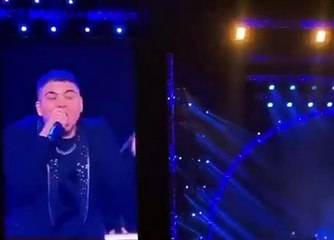 عمر كمال أشرب تمور وحليب من حفل موسم الرياض