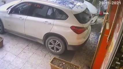 Esenyurt'ta fırtına felaketi: Çatıdan uçan 2 işçi yaralandı